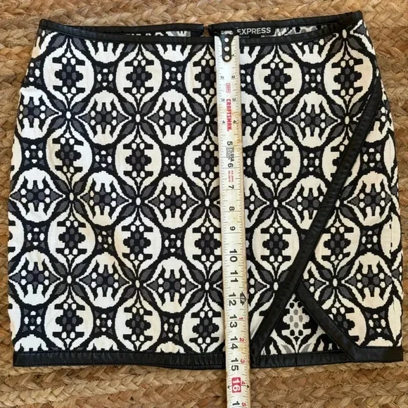 Express Size 6 Black and White Geometric Print mini skirt - Picture 6 of 6